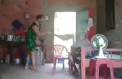 Bắt tạm giam người phụ nữ bạo hành mẹ ruột vì không để lại gì - Ảnh 1. Bắt tạm giam người phụ nữ bạo hành mẹ ruột vì không để lại gì - Ảnh 1.