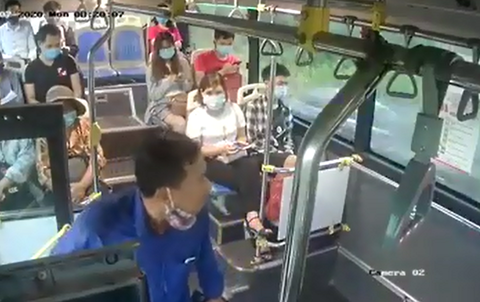 Bị nhắc đeo khẩu trang, hành khách nhổ nước bọt vào nhân viên xe buýt - Ảnh 1. Bị nhắc đeo khẩu trang, hành khách nhổ nước bọt vào nhân viên xe buýt - Ảnh 1.