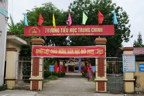 Khai giảng rồi nhưng trường im ắng, hàng trăm phụ huynh không cho con đi học - Ảnh 1. Khai giảng rồi nhưng trường im ắng, hàng trăm phụ huynh không cho con đi học - Ảnh 1.