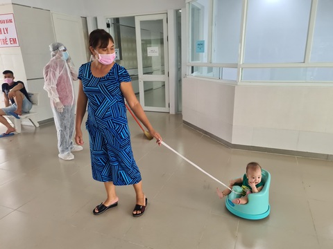 Những công dân 1 tuổi trong khu cách ly - Ảnh 3. Những công dân 1 tuổi trong khu cách ly - Ảnh 3.