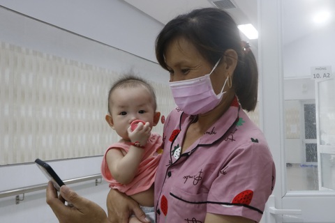 Những công dân 1 tuổi trong khu cách ly - Ảnh 1. Những công dân 1 tuổi trong khu cách ly - Ảnh 1.