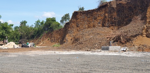 Một người ‘dỡ’ nguyên cái đồi 3.000m2 để xây nhà, trụ bơm dầu, bãi đậu xe... - Ảnh 2. Một người ‘dỡ’ nguyên cái đồi 3.000m2 để xây nhà, trụ bơm dầu, bãi đậu xe... - Ảnh 2.