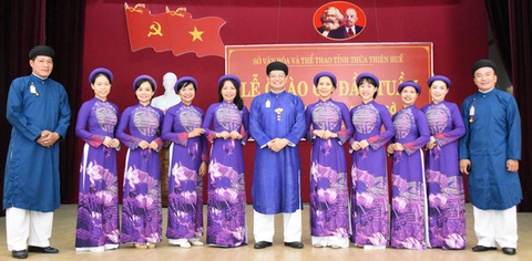 Cán bộ văn hóa ở Huế mặc áo dài: Chỉ mới thử nghiệm - Ảnh 1. Cán bộ văn hóa ở Huế mặc áo dài: Chỉ mới thử nghiệm - Ảnh 1.