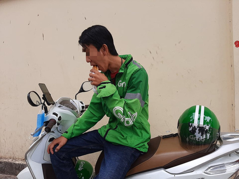 Đời shipper: Có ngày uống 5 ly trà sữa, ăn 2 nồi lẩu, gồng mình để tránh thất nghiệp - Ảnh 2. Đời shipper: Có ngày uống 5 ly trà sữa, ăn 2 nồi lẩu, gồng mình để tránh thất nghiệp - Ảnh 2.