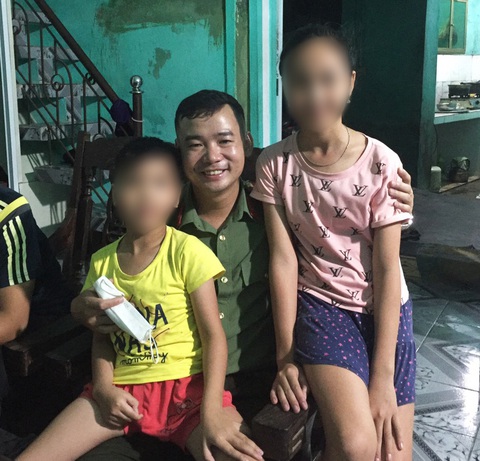Vợ ở Sài Gòn không gửi tiền, bố trẻ ôm hai con nhảy kênh quyết tự tử - Ảnh 1. Vợ ở Sài Gòn không gửi tiền, bố trẻ ôm hai con nhảy kênh quyết tự tử - Ảnh 1.