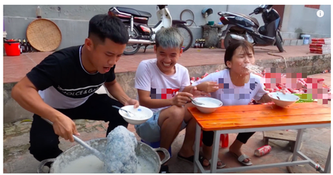 Đăng clip nấu cháo gà nguyên lông, Hưng Vlog bị phạt 7,5 triệu đồng - Ảnh 2. Đăng clip nấu cháo gà nguyên lông, Hưng Vlog bị phạt 7,5 triệu đồng - Ảnh 2.
