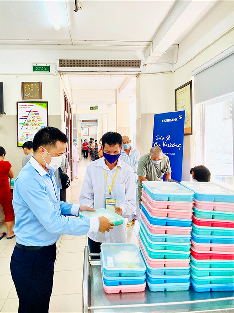 Eximbank trao tặng 250 suất cơm tại Viện huyết học Truyền máu Trung ương - Ảnh 1.