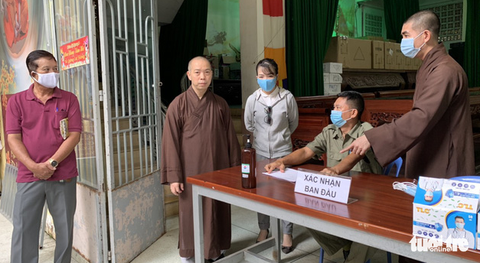 Tại chùa Kỳ Quang 2: Sáng nay thân nhân bắt đầu nhận diện tro cốt, di ảnh - Ảnh 4. Tại chùa Kỳ Quang 2: Sáng nay thân nhân bắt đầu nhận diện tro cốt, di ảnh - Ảnh 4.