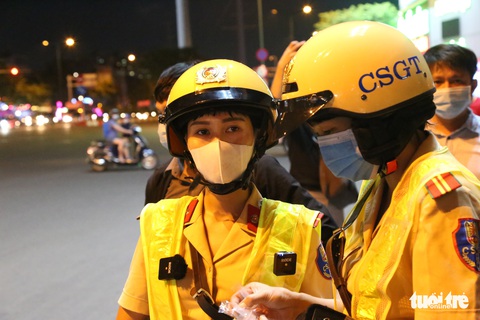 Nữ CSGT ở TP.HCM xử lý ma men đêm đường nhậu Phạm Văn Đồng ra sao? - Ảnh 6.