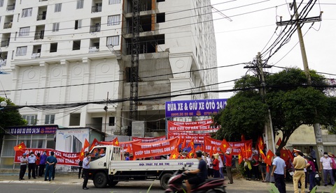 Vũng Tàu: Mới ngày đầu năm, dân chung cư Sơn Thịnh đã treo băngrôn tố chủ đầu tư - Ảnh 1. Vũng Tàu: Mới ngày đầu năm, dân chung cư Sơn Thịnh đã treo băngrôn tố chủ đầu tư - Ảnh 1.