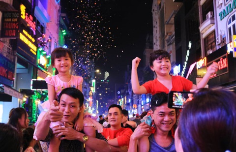 Rực rỡ pháo hoa, Việt Nam đón chào năm 2021 với niềm tin - hy vọng - Ảnh 12. Rực rỡ pháo hoa, Việt Nam đón chào năm 2021 với niềm tin - hy vọng - Ảnh 12.