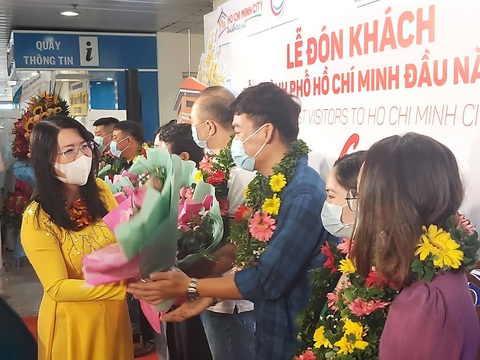Du khách xông đất TP.HCM đầu năm được chào đón nồng hậu và nhận vé khứ hồi - Ảnh 1. Du khách xông đất TP.HCM đầu năm được chào đón nồng hậu và nhận vé khứ hồi - Ảnh 1.