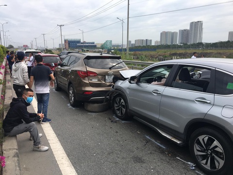 Bốn xe tông nhau trên cao tốc ngày đầu năm mới - Ảnh 1. Bốn xe tông nhau trên cao tốc ngày đầu năm mới - Ảnh 1.