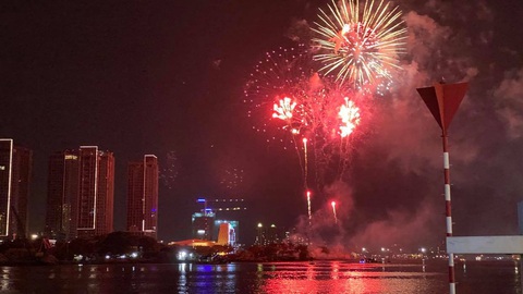 Rực rỡ pháo hoa, Việt Nam đón chào năm 2021 với niềm tin - hy vọng - Ảnh 7. Rực rỡ pháo hoa, Việt Nam đón chào năm 2021 với niềm tin - hy vọng - Ảnh 7.
