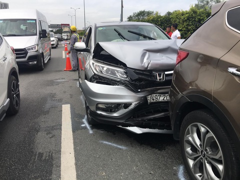 Bốn xe tông nhau trên cao tốc ngày đầu năm mới - Ảnh 2. Bốn xe tông nhau trên cao tốc ngày đầu năm mới - Ảnh 2.