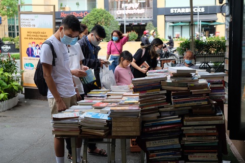 Siêu thị, khu vui chơi ở TP.HCM đông kín người ngày đầu năm - Ảnh 7. Siêu thị, khu vui chơi ở TP.HCM đông kín người ngày đầu năm - Ảnh 7.
