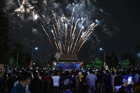Rực rỡ pháo hoa, Việt Nam đón chào năm 2021 với niềm tin - hy vọng - Ảnh 11. Rực rỡ pháo hoa, Việt Nam đón chào năm 2021 với niềm tin - hy vọng - Ảnh 11.