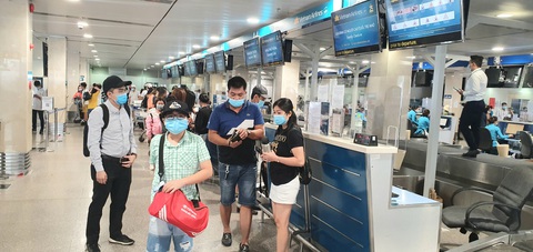 Tết dương lịch: khách bay tăng cao, rồng rắn xếp hàng ở Tân Sơn Nhất - Ảnh 1. Tết dương lịch: khách bay tăng cao, rồng rắn xếp hàng ở Tân Sơn Nhất - Ảnh 1.