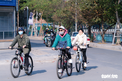 Phố phường thông thoáng, người Hà Nội đạp xe tận hưởng không khí đầu năm - Ảnh 3. Phố phường thông thoáng, người Hà Nội đạp xe tận hưởng không khí đầu năm - Ảnh 3.