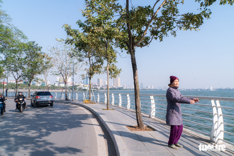 Phố phường thông thoáng, người Hà Nội đạp xe tận hưởng không khí đầu năm - Ảnh 4. Phố phường thông thoáng, người Hà Nội đạp xe tận hưởng không khí đầu năm - Ảnh 4.