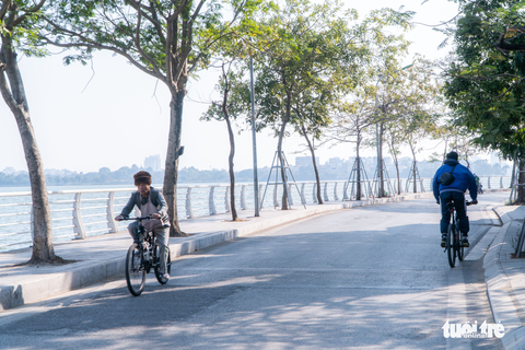 Phố phường thông thoáng, người Hà Nội đạp xe tận hưởng không khí đầu năm - Ảnh 2. Phố phường thông thoáng, người Hà Nội đạp xe tận hưởng không khí đầu năm - Ảnh 2.