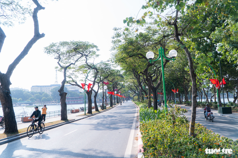 Phố phường thông thoáng, người Hà Nội đạp xe tận hưởng không khí đầu năm - Ảnh 1. Phố phường thông thoáng, người Hà Nội đạp xe tận hưởng không khí đầu năm - Ảnh 1.