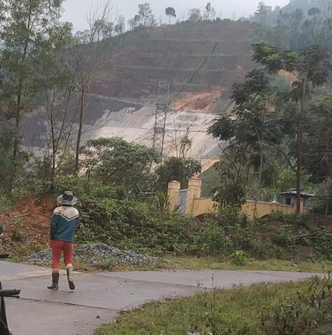 Đường ống dẫn nước vào thủy điện A Lưới bị vỡ, người dân lo lắng - Ảnh 1. Đường ống dẫn nước vào thủy điện A Lưới bị vỡ, người dân lo lắng - Ảnh 1.