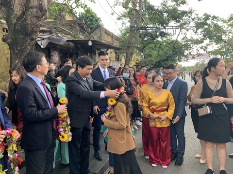 Lần đầu tiên phố cổ Hội An đón đoàn khách Việt vào xông đất - Ảnh 4. Lần đầu tiên phố cổ Hội An đón đoàn khách Việt vào xông đất - Ảnh 4.