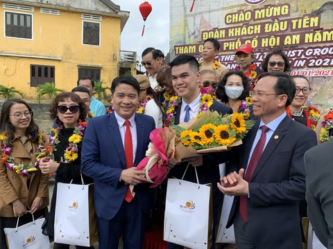 Lần đầu tiên phố cổ Hội An đón đoàn khách Việt vào xông đất - Ảnh 5. Lần đầu tiên phố cổ Hội An đón đoàn khách Việt vào xông đất - Ảnh 5.