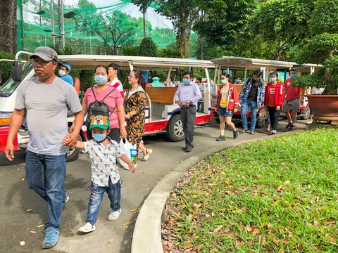 Giá vé tăng, người dân lại đến đông hơn để ủng hộ Thảo cầm viên Sài Gòn - Ảnh 6. Giá vé tăng, người dân lại đến đông hơn để ủng hộ Thảo cầm viên Sài Gòn - Ảnh 6.