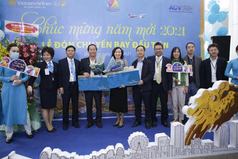 180 khách Hà Nội xông đất Đà Nẵng năm mới được nhận quà - Ảnh 1. 180 khách Hà Nội xông đất Đà Nẵng năm mới được nhận quà - Ảnh 1.