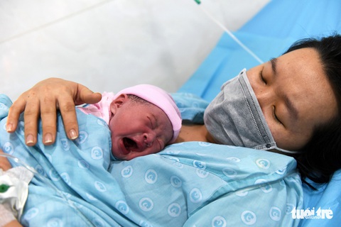 Nằm mơ cũng không nghĩ con sinh đúng khoảnh khắc giao thừa - Ảnh 1. Nằm mơ cũng không nghĩ con sinh đúng khoảnh khắc giao thừa - Ảnh 1.