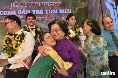 Vinh danh 12 công dân trẻ tiêu biểu TP.HCM 2020: Những bông hoa tỏa sáng - Ảnh 6. Vinh danh 12 công dân trẻ tiêu biểu TP.HCM 2020: Những bông hoa tỏa sáng - Ảnh 6.