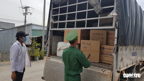 Biên phòng An Giang lập nhiều chốt kiểm soát xe và người ra vào biên giới - Ảnh 1. Biên phòng An Giang lập nhiều chốt kiểm soát xe và người ra vào biên giới - Ảnh 1.