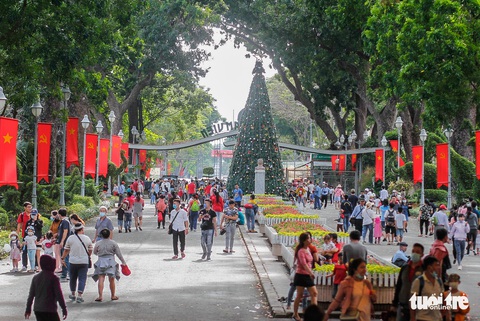 Giá vé tăng, người dân lại đến đông hơn để ủng hộ Thảo cầm viên Sài Gòn - Ảnh 2. Giá vé tăng, người dân lại đến đông hơn để ủng hộ Thảo cầm viên Sài Gòn - Ảnh 2.