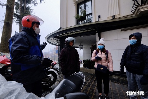Du khách mệt mỏi kéo vali tìm phòng nghỉ ở Sa Pa - Ảnh 3. Du khách mệt mỏi kéo vali tìm phòng nghỉ ở Sa Pa - Ảnh 3.
