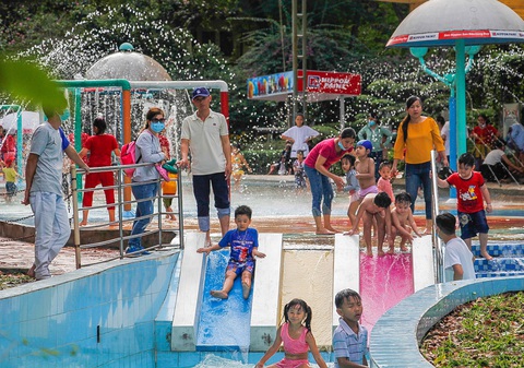 Giá vé tăng, người dân lại đến đông hơn để ủng hộ Thảo cầm viên Sài Gòn - Ảnh 5. Giá vé tăng, người dân lại đến đông hơn để ủng hộ Thảo cầm viên Sài Gòn - Ảnh 5.
