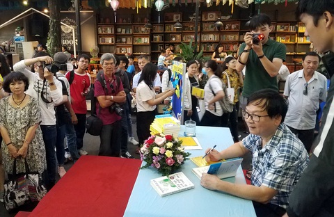 Nhà văn Nguyễn Nhật Ánh: Sẽ viết cho đến ngày bạo chúa thời gian ghé thăm - Ảnh 8. Nhà văn Nguyễn Nhật Ánh: Sẽ viết cho đến ngày bạo chúa thời gian ghé thăm - Ảnh 8.