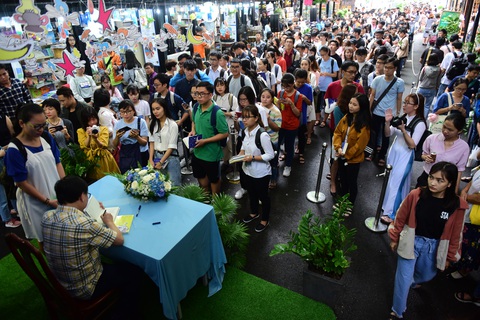 Nhà văn Nguyễn Nhật Ánh: Sẽ viết cho đến ngày bạo chúa thời gian ghé thăm - Ảnh 7. Nhà văn Nguyễn Nhật Ánh: Sẽ viết cho đến ngày bạo chúa thời gian ghé thăm - Ảnh 7.