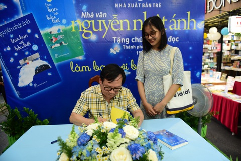 Nhà văn Nguyễn Nhật Ánh: Sẽ viết cho đến ngày bạo chúa thời gian ghé thăm - Ảnh 6. Nhà văn Nguyễn Nhật Ánh: Sẽ viết cho đến ngày bạo chúa thời gian ghé thăm - Ảnh 6.