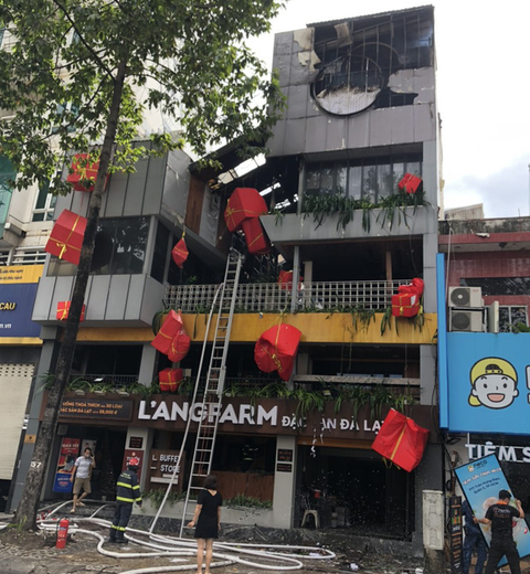 Quán ăn cháy dữ dội ngay ngày đầu năm, thiêu rụi nhiều tài sản - Ảnh 1. Quán ăn cháy dữ dội ngay ngày đầu năm, thiêu rụi nhiều tài sản - Ảnh 1.