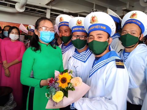 Bốn tàu hải quân chở quà tết ra Trường Sa - Ảnh 2. Bốn tàu hải quân chở quà tết ra Trường Sa - Ảnh 2.