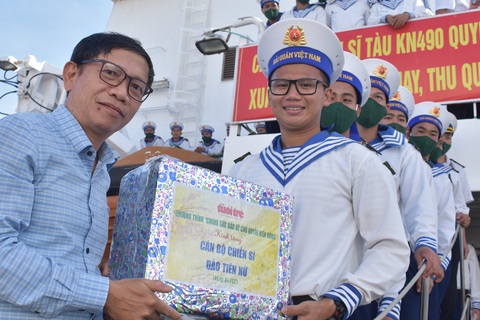 Bốn tàu hải quân chở quà tết ra Trường Sa - Ảnh 1. Bốn tàu hải quân chở quà tết ra Trường Sa - Ảnh 1.