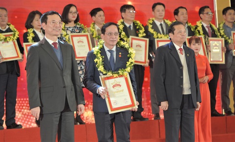 HDBank lọt vào top 50 doanh nghiệp xuất sắc nhất Việt Nam 2020 - Ảnh 1. HDBank lọt vào top 50 doanh nghiệp xuất sắc nhất Việt Nam 2020 - Ảnh 1.