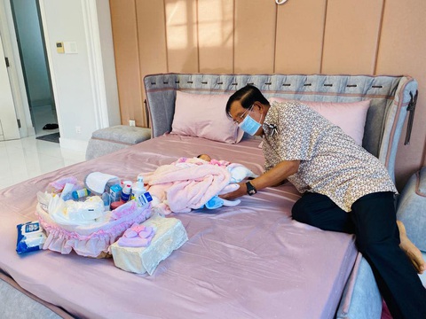Dân mạng Campuchia thích thú hình ảnh Thủ tướng Hun Sen chăm cháu ngoại thứ 22 - Ảnh 1. Dân mạng Campuchia thích thú hình ảnh Thủ tướng Hun Sen chăm cháu ngoại thứ 22 - Ảnh 1.