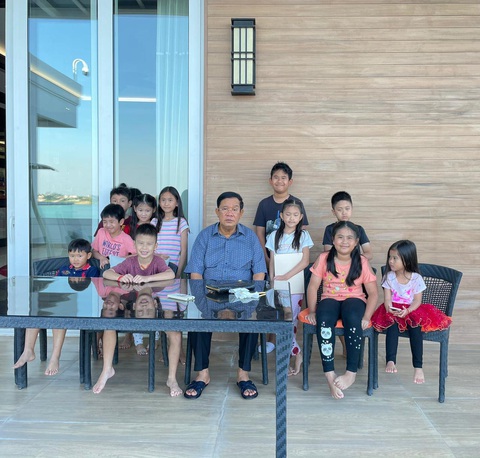 Dân mạng Campuchia thích thú hình ảnh Thủ tướng Hun Sen chăm cháu ngoại thứ 22 - Ảnh 3. Dân mạng Campuchia thích thú hình ảnh Thủ tướng Hun Sen chăm cháu ngoại thứ 22 - Ảnh 3.