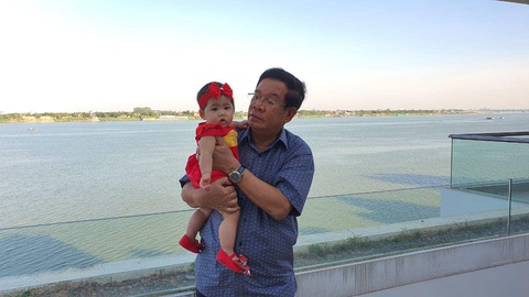 Dân mạng Campuchia thích thú hình ảnh Thủ tướng Hun Sen chăm cháu ngoại thứ 22 - Ảnh 4. Dân mạng Campuchia thích thú hình ảnh Thủ tướng Hun Sen chăm cháu ngoại thứ 22 - Ảnh 4.
