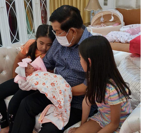 Dân mạng Campuchia thích thú hình ảnh Thủ tướng Hun Sen chăm cháu ngoại thứ 22 - Ảnh 2. Dân mạng Campuchia thích thú hình ảnh Thủ tướng Hun Sen chăm cháu ngoại thứ 22 - Ảnh 2.