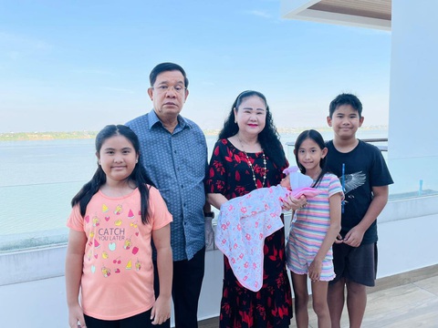Dân mạng Campuchia thích thú hình ảnh Thủ tướng Hun Sen chăm cháu ngoại thứ 22 - Ảnh 5. Dân mạng Campuchia thích thú hình ảnh Thủ tướng Hun Sen chăm cháu ngoại thứ 22 - Ảnh 5.