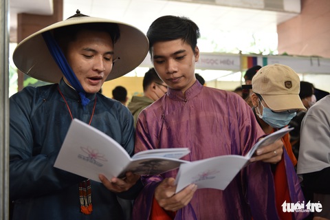 Bạn trẻ Sài Gòn thích thú tham gia ngày hội cổ phục - Ảnh 5. Bạn trẻ Sài Gòn thích thú tham gia ngày hội cổ phục - Ảnh 5.